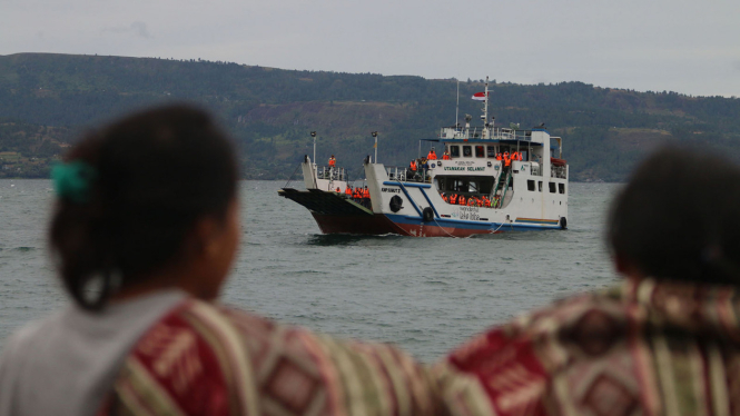 Pencarian Korban kapal tenggelam di Danau Toba