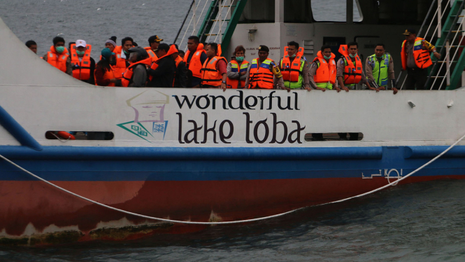 Pencarian korban kapal tenggelam di Danau Toba.