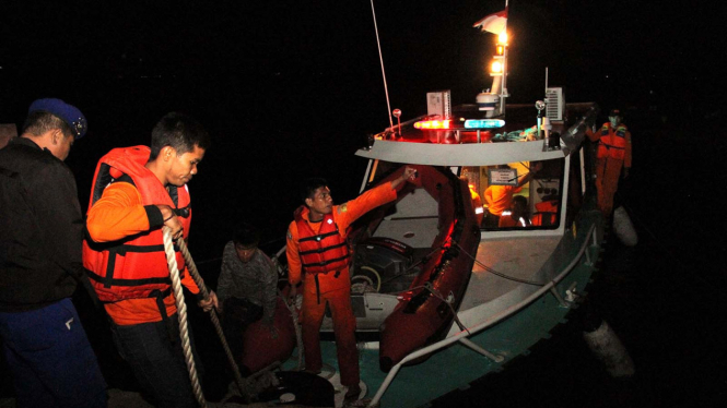 Pencarian korban kapal tenggelam di Danau Toba.