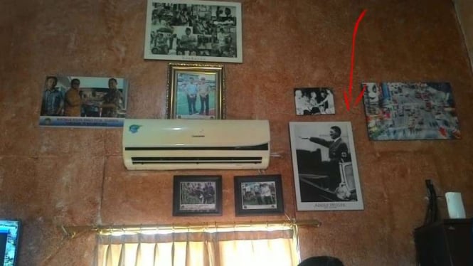 Foto Adolf Hitler di ruang pejabat LP Pemuda Tangerang.