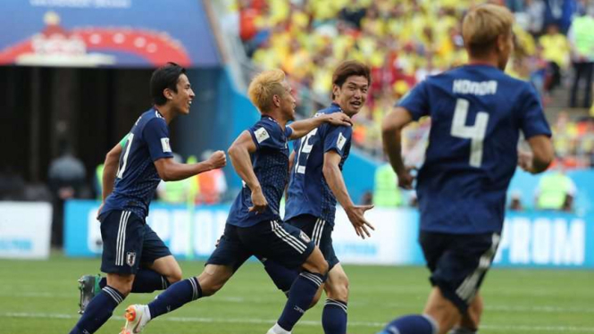 Timnas Jepang merayakan gol ke gawang Timnas Kolombia
