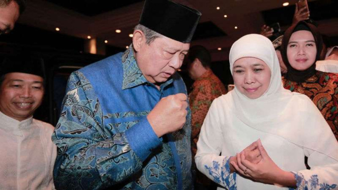 Ketua Umum Partai Demokrat Susilo Bambang Yudhoyono bersama calon Gubernur Jawa Timur Khofifah Indar Parawansa.