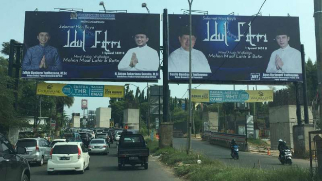 Papan iklan Demokrat bergambar SBY, AHY dan Ibas.