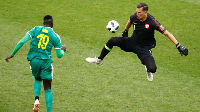 Pemain Timnas Senegal, M'Baye Niang (kiri) mencetak gol ke gawang Polandia