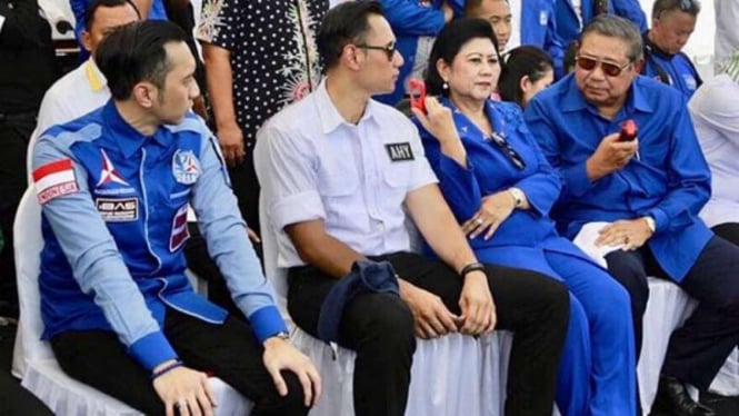 SBY dan mendiang Ibu Ani bersama AHY dan Ibas di acara Partai Demokrat.