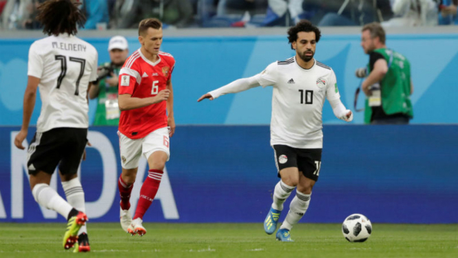 Aksi Mohamed Salah (nomor 10) di laga kontra Rusia