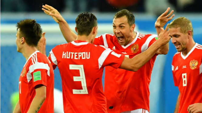 Striker Rusia, Artem Dzyuba, merayakan gol ke gawang Mesir