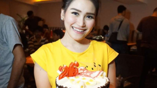 Dapat Kejutan di Lokasi Syuting, Wajah Ayu Ting Ting Merona
