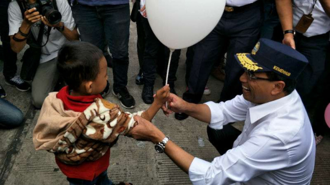 Menhub Budi Karya Sumadi sambut kedatangan pemudik gratis di Tanjung Priok.