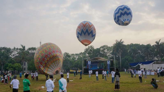Sejumlah warga menerbangkan balon udara usai berlebaran