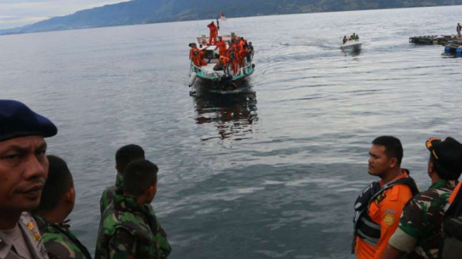 Pencarian korban KM Sinar Bangun yang tenggelam.
