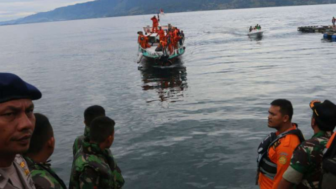 Pencarian korban KM Sinar Bangun yang tenggelam.