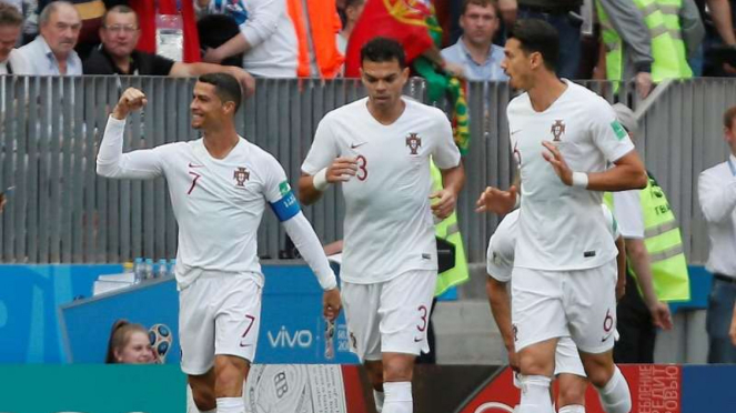 Timnas Portugal rayakan gol Cristiano Ronaldo (kiri) ke gawang Timnas Maroko