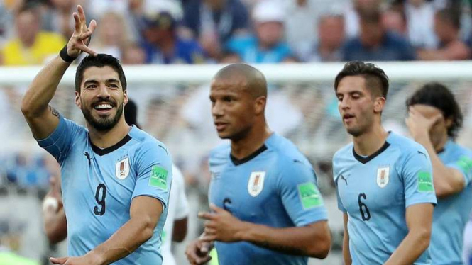 Luis suarez dan pemain Uruguay merayakan gol ke gawang Arab Saudi