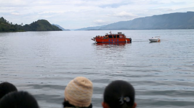 Personel BNPB melakukan pencarian korban KM Sinar Bangun yang tenggelam di Danau Toba, Simalungun, Sumatera Utara, Rabu (20/6/2018). 