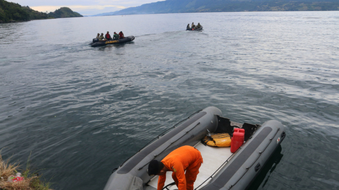 Tim SAR gabungan melakukan proses pencarian korban KM Sinar Bangun yang tenggelam di Danau Toba, Simalungun, Sumatera Utara, Rabu (20/6/2018). (Ilustrasi)