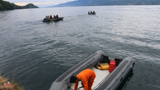 Ilustrasi tim SAR gabungan melakukan proses pencarian korban di Danau Toba, Sumut