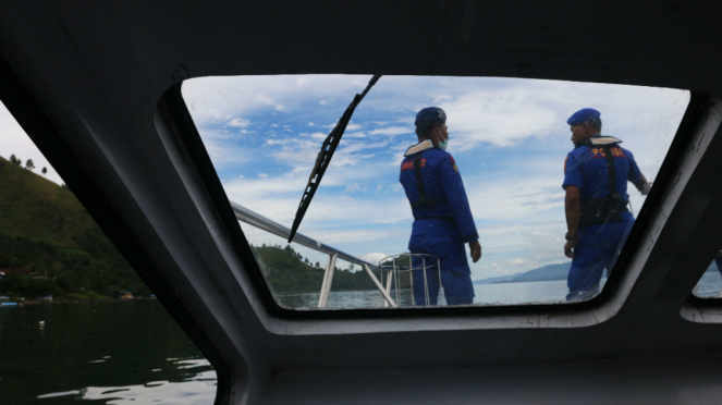 Personel Polair melakukan pencarian korban KM Sinar Bangun yang tenggelam di Danau Toba, Simalungun, Sumatera Utara, Rabu (20/6/2018). 