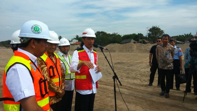 Presiden Joko Widodo saat meninjau area proyek di Bandara Soekarno-Hatta