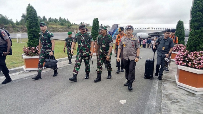 Kapolri dan Panglima TNI meninjau evakuasi KM Sinar Bangun di Danau Toba