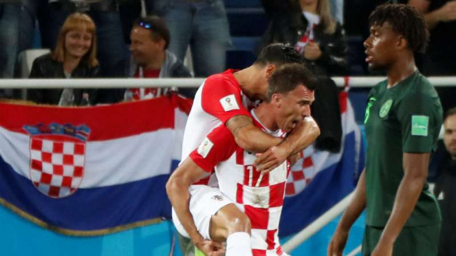 Striker Kroasia, Mario Mandzukic, rayakan gol.