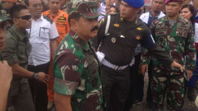 Panglima TNI, Marsekal Hadi Tjahjanto saat mengunjungi Pelabuhan Tigaras.