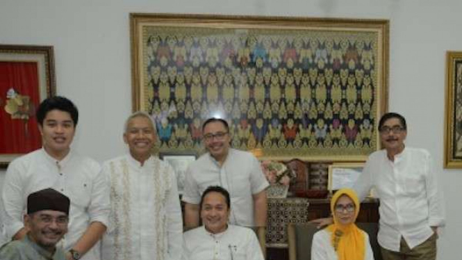 Wakil Ketua DPR RI  Agus Hermanto beserta keluarga menggelar open house