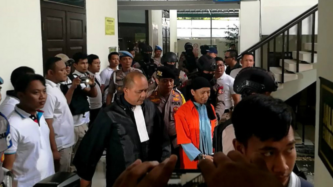 Aman Abdurrahman masuk area persidangan di PN Jaksel