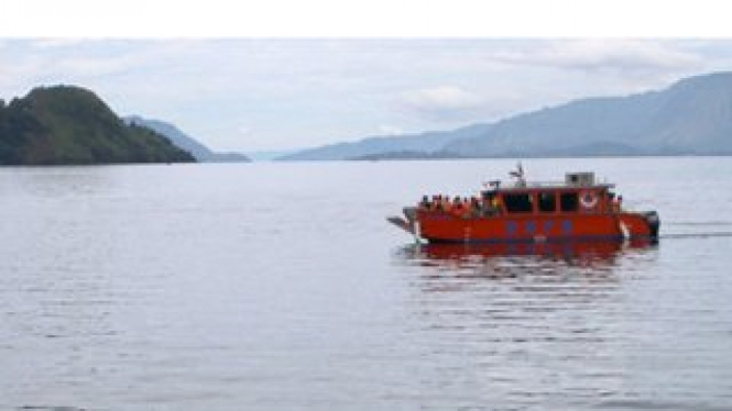 Personel BNPB melakukan pencarian korban KM Sinar Bangun yang tenggelam di Danau Toba, Simalungun, Sumatera Utara, Rabu (20/6). - ANTARA/IRSAN MULYADI