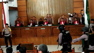 Divonis Mati, Aman Abdurrahman Sujud Syukur