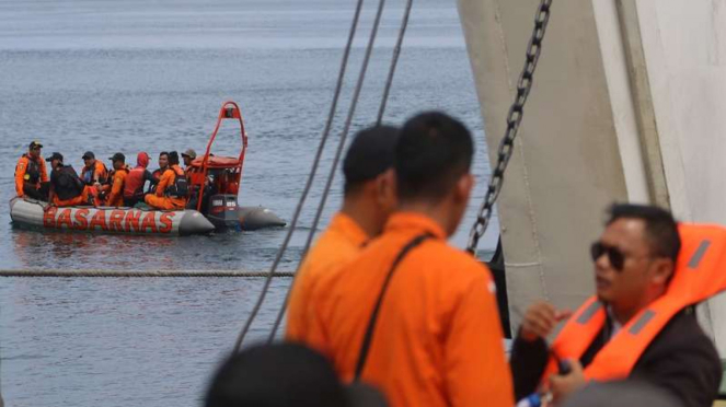 Tim SAR gabungan melakukan proses pencarian korban tenggelamnya KM Sinar Bangun 