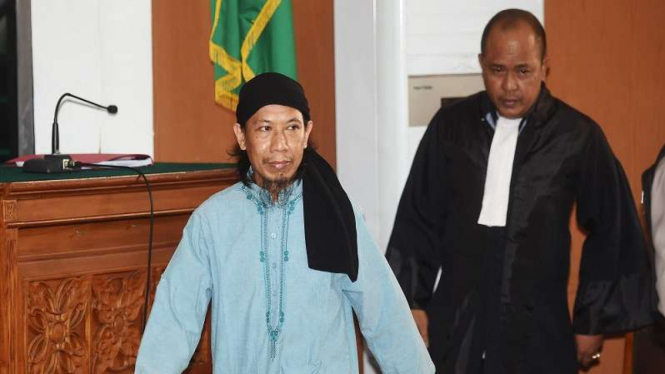 Terdakwa kasus terorisme Aman Abdurrahman (kiri) menjalani sidang vonis