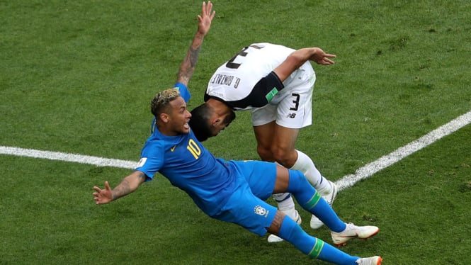 Penyerang Brasil, Neymar (kiri) saat tampil melawan Kosta Rika di Piala Dunia 2018.