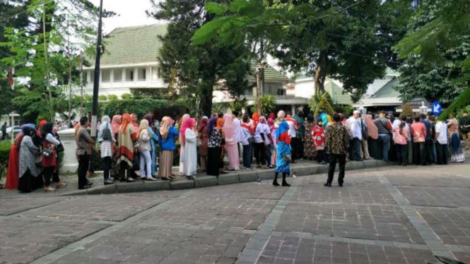 Antrean panjang di rumah dinas Gubernur DKI Jakarta, Anies Baswedan.