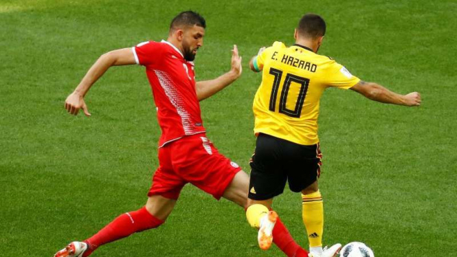 Pemain Belgia, Eden Hazard (baju kuning) saat melawan Tunisia.