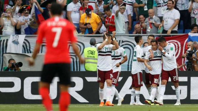 Pemain Meksiko merayakan gol ke gawang Korea Selatan