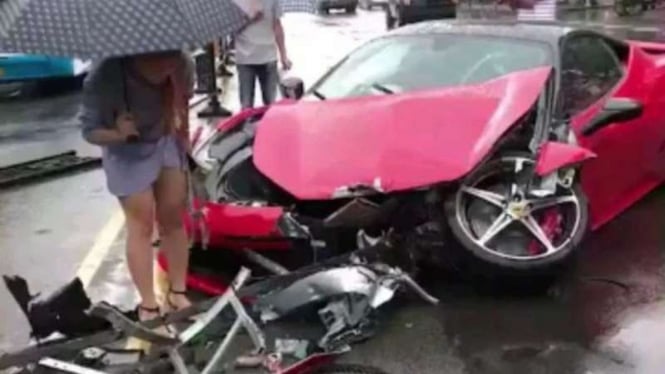 Ferrari yang dikemudikan seorang perempuan ringsek.