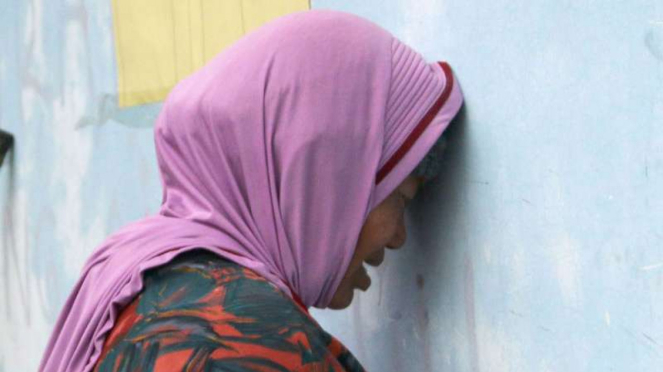Parni (55), menangis saat melihat nama anaknya ada dalam daftar penumpang KM Sinar Bangun di posko Pelabuhan Tigaras, Danau Toba, Simalungun, Sumatera Utara. Hingga hari ketujuh pascatenggelamnya KM Sinar Bangun, pihak keluarga terus berdatangan ke posko 