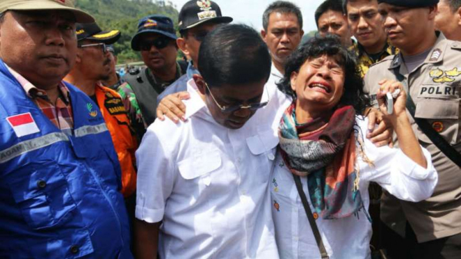Menteri Sosial Idrus Marham memeluk Nuryati, keluarga penumpang KM Sinar Bangun 