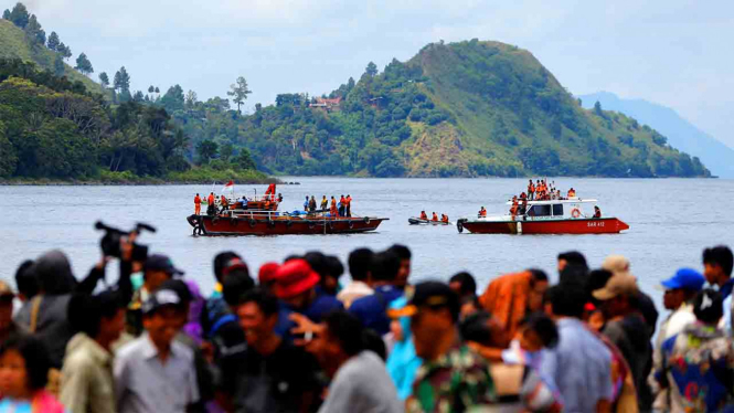 Petugas Dalam Pencarian KM Sinar Bangun di Danau Toba