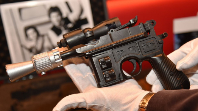 Pistol Han Solo dibuat dari kayu. - AFP/Getty