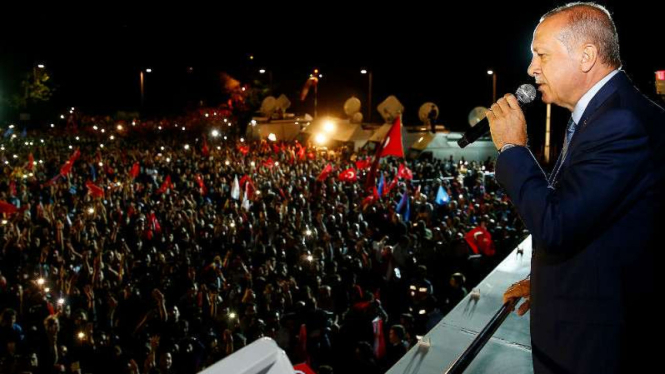 Erdogan di depan para pendukungnya di Ankara, Turki