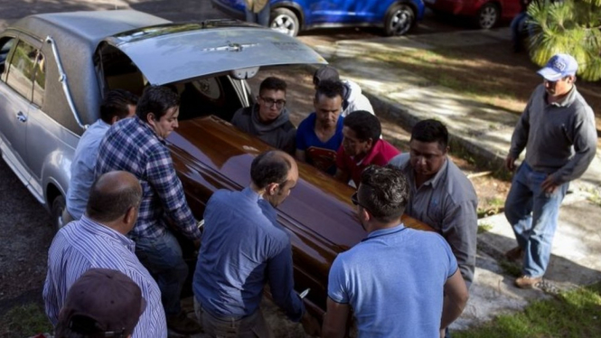 Calon walikota Ocampo, Fernando Ãngeles JuÃ¡rez, 64, ditembak hingga tewas oleh orang tak dikenal di luar salah satu rumahnya, - AFP