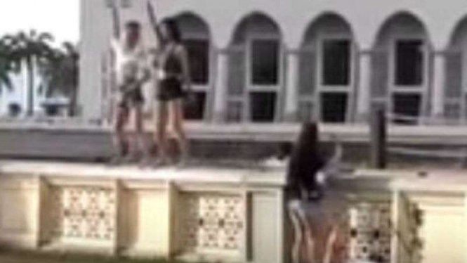 Dua turis perempuan menari sensual di depan masjid