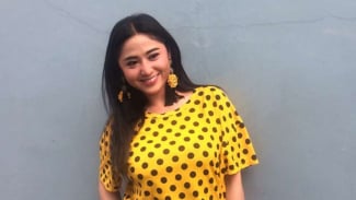 Suami Dewi Perssik Sujud Minta Maaf ke Mertua