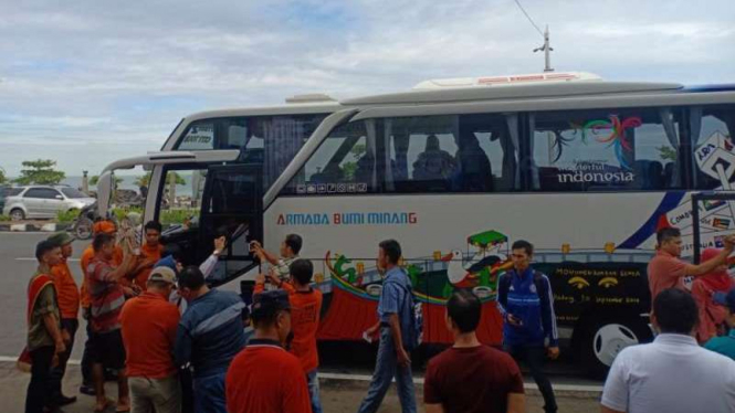 Bus pariwisata di Padang Sumatera Barat