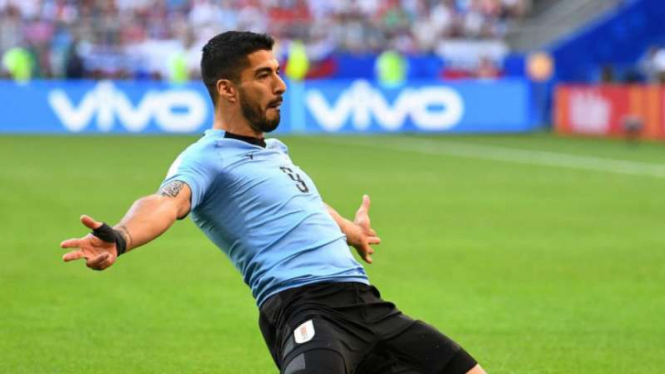 Striker Uruguay, Luis Suarez rayakan gol.