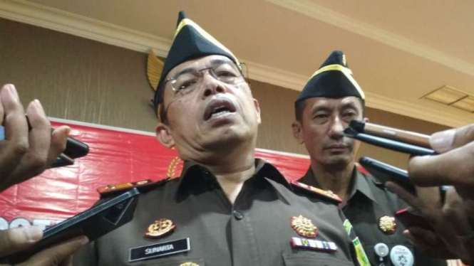 Kepala Kejaksaan Tinggi Jawa Timur, Sunarta, usai melantik anggota satuan tugas khusus penanganan korupsi di kantornya di Surabaya pada Selasa, 26 Juni 2018.