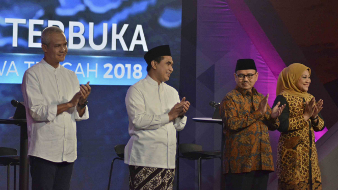 Dua pasangan cagub dan cawagub Jateng, Ganjar Pranowo (kiri) -Taj Yasin (kedua kiri) nomor urut 1 dan Sudirman Said (kedua kanan) - Ida Fauziyah (kanan) nomor urut 2 