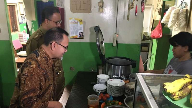 Gubernur DKI Jakarta Anies Baswedan makan di warteg bersama Sudirman Said, Selasa, 26 Juni 2018.